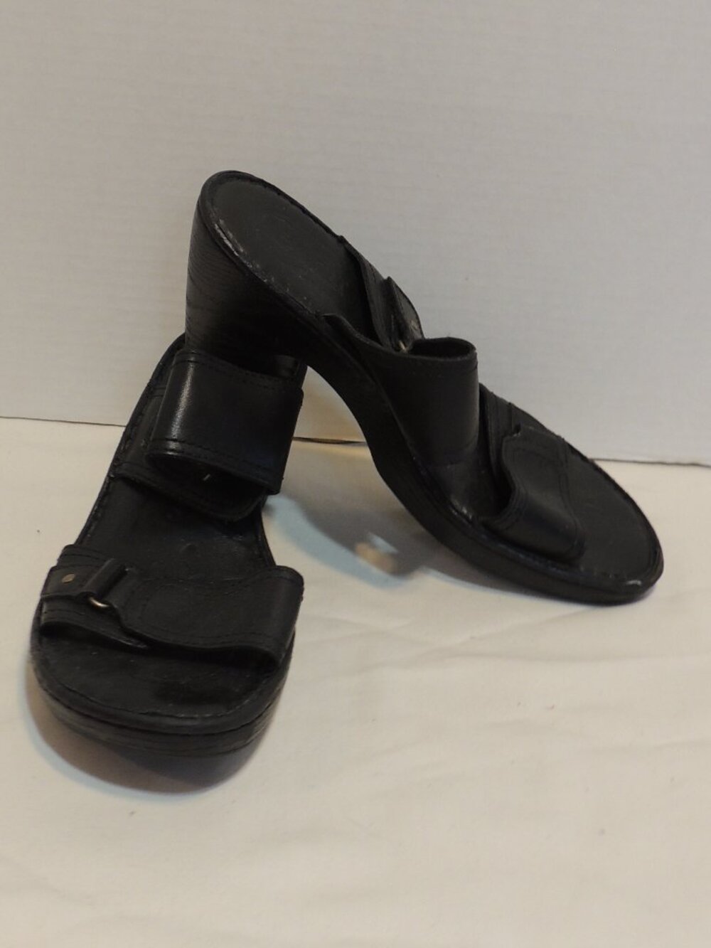 BORN Sandals Woman Size 8 Black Travel Vacation Resort Cruise Airport Sandals